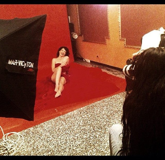 Roser Amills Sesion De Fotos Homenaje A Marilyn Monroe Plato Terciopelo Rojo