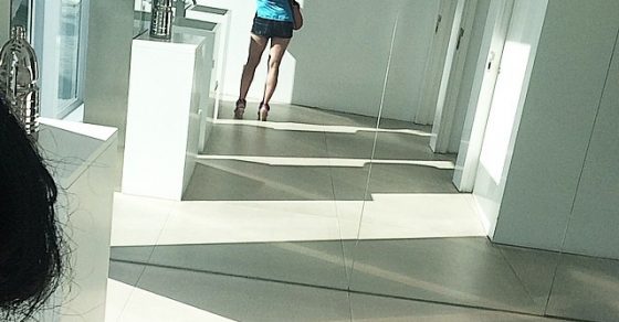 "Por qué pondrán los espejos tan altos?" #amillspublicwc dedicado a Luis Sola Vela y Manel Mira ;)) Ya sabe cada uno por qué 1 roser amills shorts selfie espejo lavabo hotel w barcelona