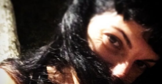 Roser Amills Traviesa Con Diadema Azul