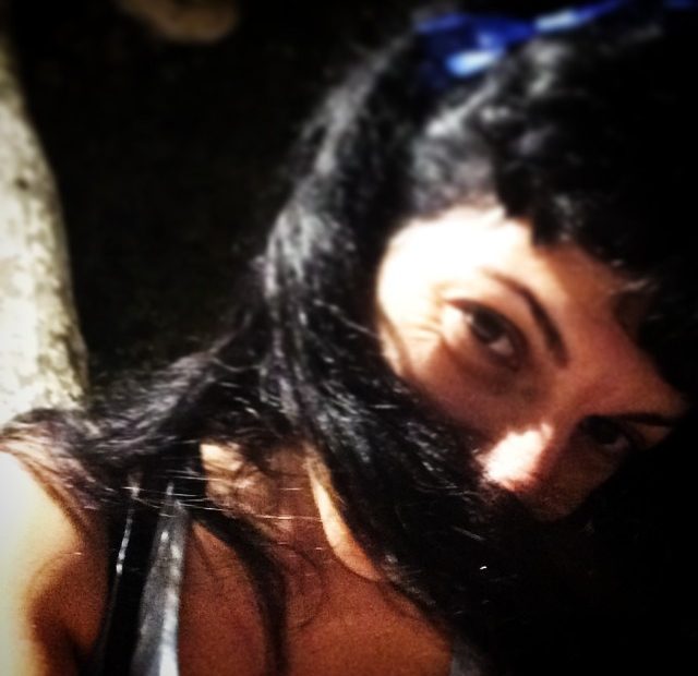 Roser Amills Traviesa Con Diadema Azul