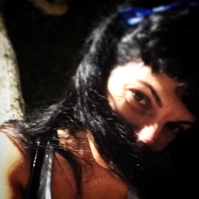 Roser Amills Traviesa Con Diadema Azul