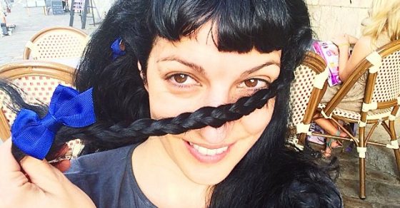 Roser Amills Trenza Lazo Azul Chartres Fotografia De Victor Amela