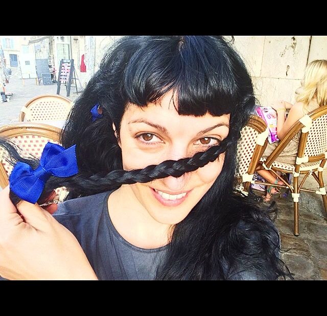 Roser Amills Trenza Lazo Azul Chartres Fotografia De Victor Amela