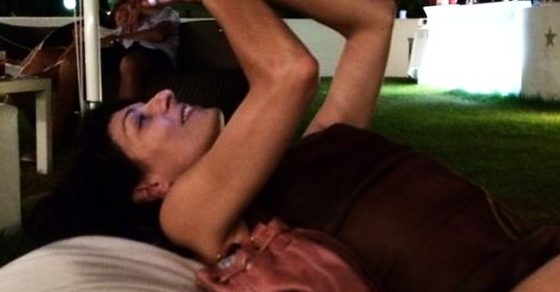 roser amills tumbada mira las estrellas verano 2014