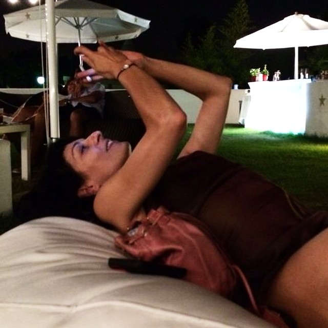 roser amills tumbada mira las estrellas verano 2014