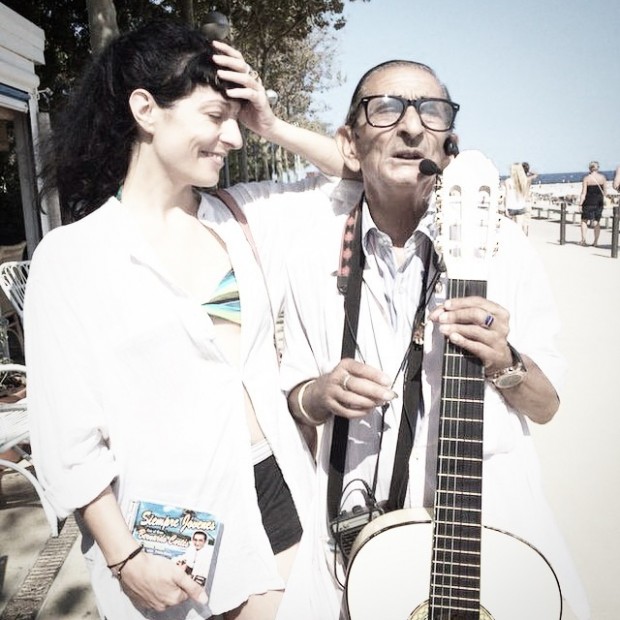 roser amills con palomino en la platja de la nova icaria