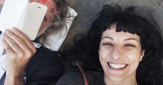 Roser Amills Y Victor Amela Tumbados En La Calle En Chartres