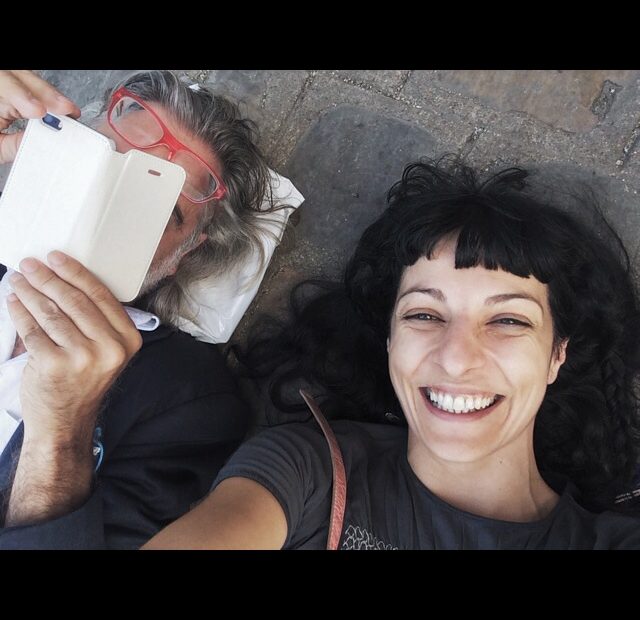 Roser Amills Y Victor Amela Tumbados En La Calle En Chartres