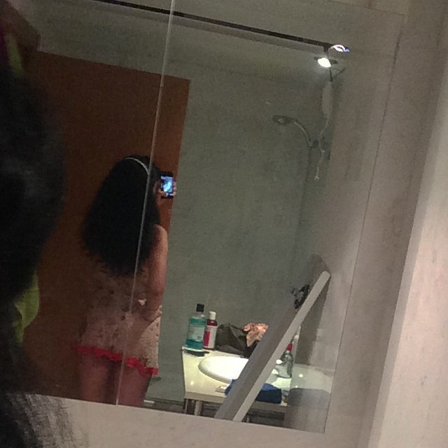 selfie de roser amills en el lavabo camison corto