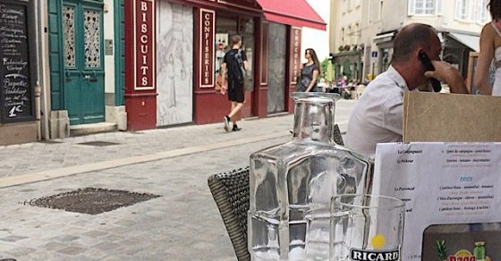 Terraza Calle De Chartres Con Un Ricard