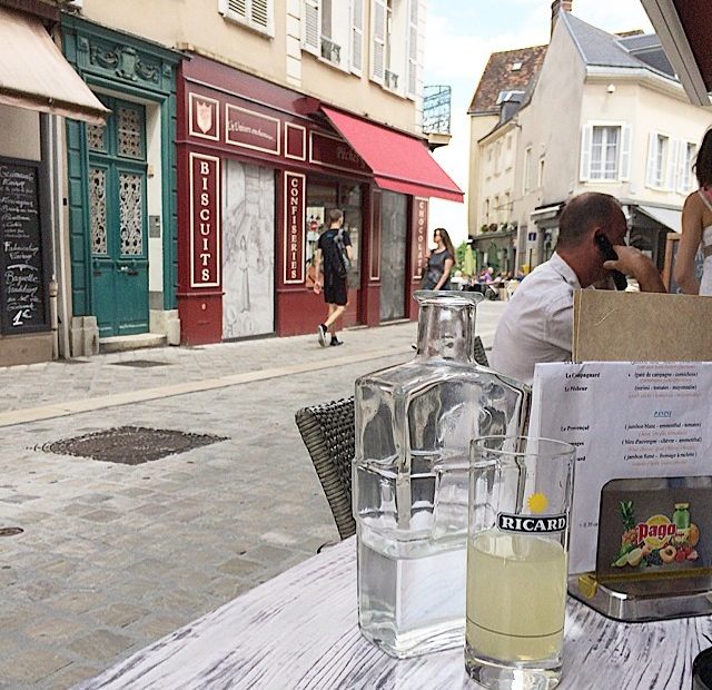 Terraza Calle De Chartres Con Un Ricard