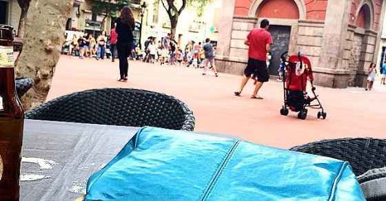 Bolso Azul De Roser Amills Placa De La Vila De Gracia