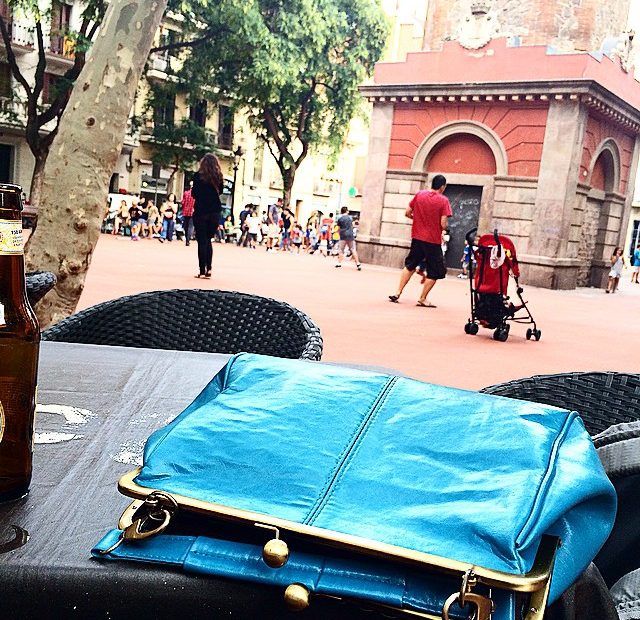 Bolso Azul De Roser Amills Placa De La Vila De Gracia