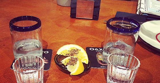 Mezcal con su naranja y su sal de gusano :)) - Roser Amills, escritora mallorquina