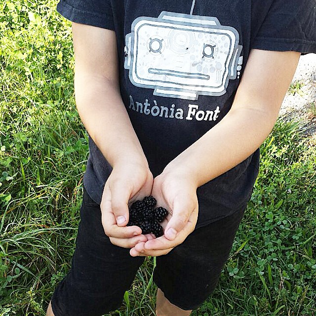 Juan, hijo de Roser Amills, con un puñado de moras en las manos