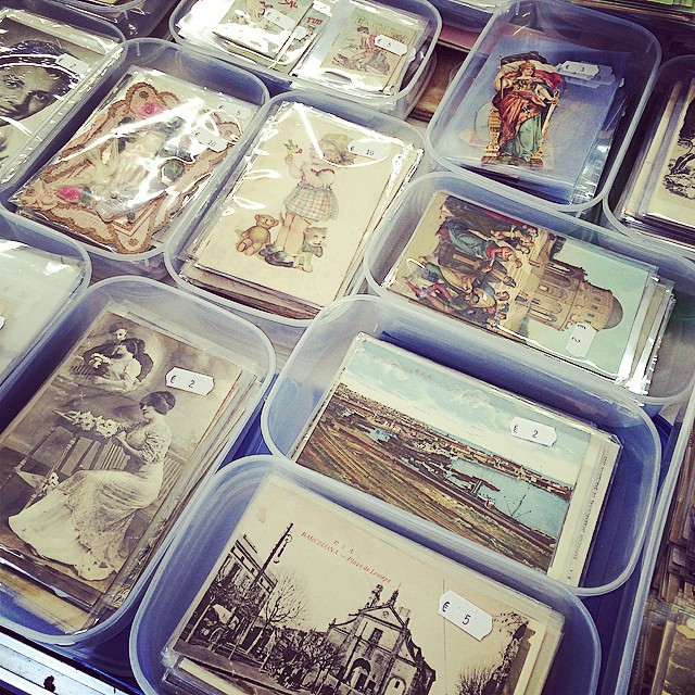Postales antiguas ordenadas en cajas de plástico en un puesto del Mercat de Sant Antoni, en Barcelona