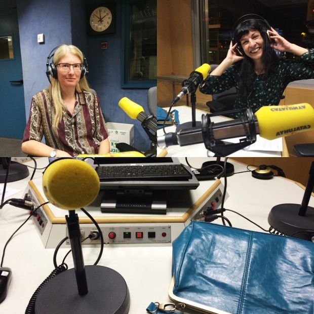 Roser Amills con auriculares ante los micrófonos de Catalunya Ràdio