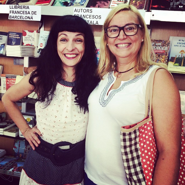 roser amills a la fira del llibre en catala 2014 amb una lectora