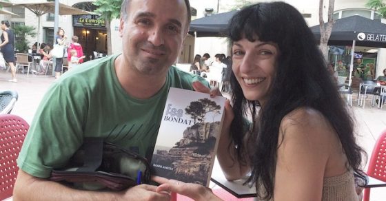 Roser Amills Amb Un Lector De La Novela Fes Bondat A La Placa De La Revolucio Pepa Tomate 2014