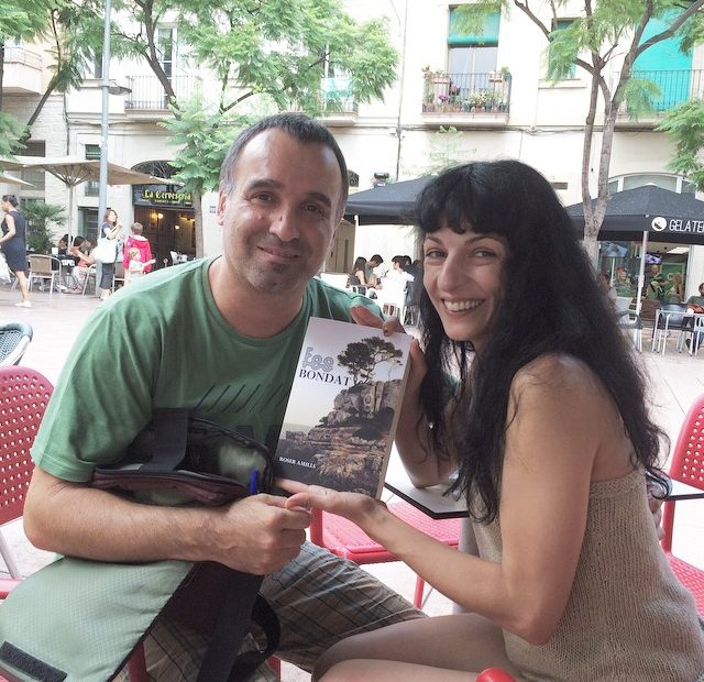Roser Amills Amb Un Lector De La Novela Fes Bondat A La Placa De La Revolucio Pepa Tomate 2014