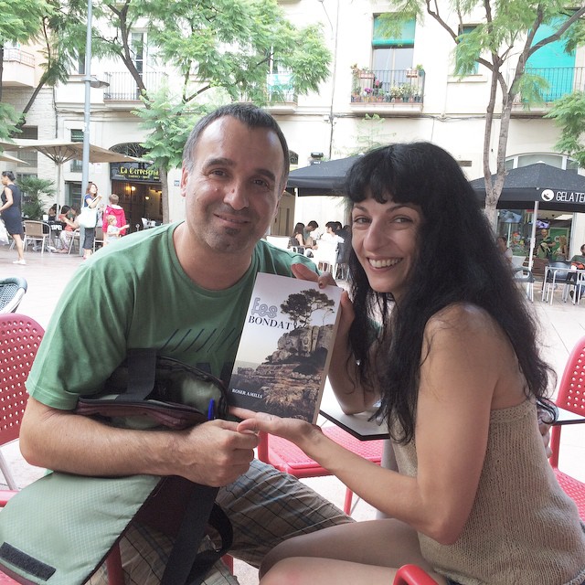 Roser Amills Amb Un Lector De La Novela Fes Bondat A La Placa De La Revolucio Pepa Tomate 2014