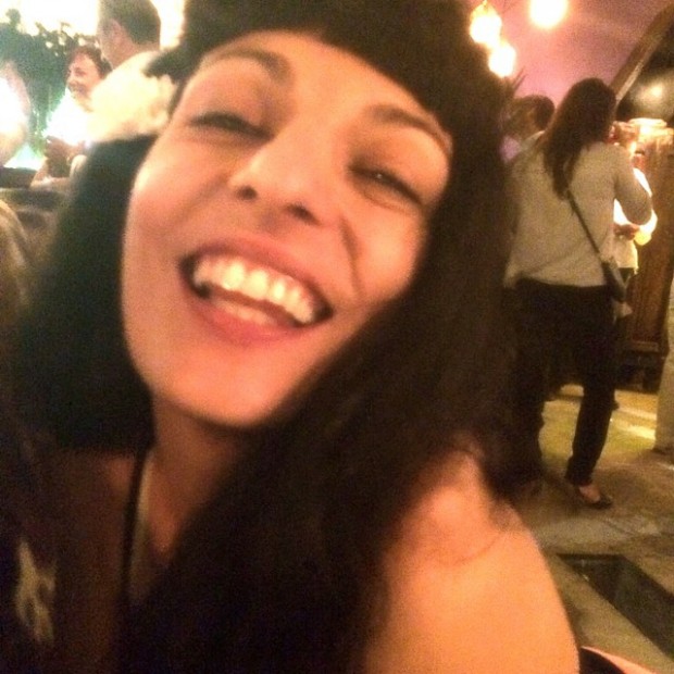 roser amills flor en el pelo sonrisa