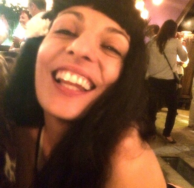 Roser Amills Con Flor En El Pelo Sonrisa