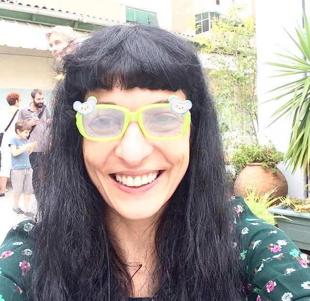 Roser Amills Con Gafas Amarillas Infantiles