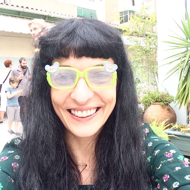 Roser Amills Con Gafas Amarillas Infantiles