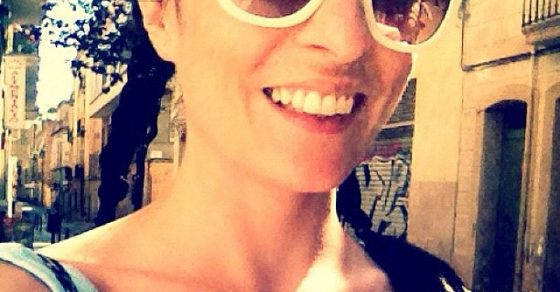 Roser Amills Con Gafas De Sol Blancas Y Trenzas