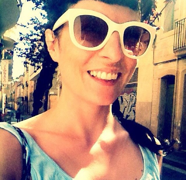 Roser Amills Con Gafas De Sol Blancas Y Trenzas