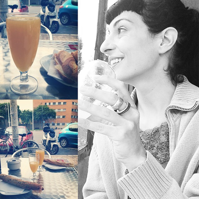 Desayuno en una terraza del Poblenou: zumo de naranja, cruasanes y café