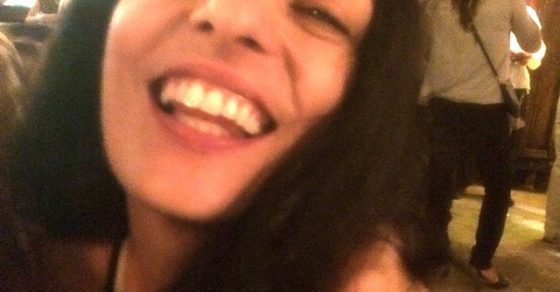 roser amills flor en el pelo sonrisa