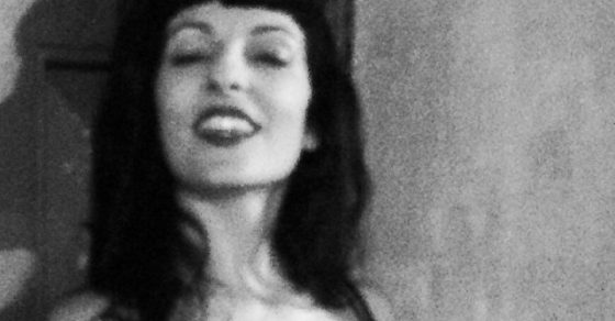 roser amills homenaje marilyn foto blanco y negro en la calle