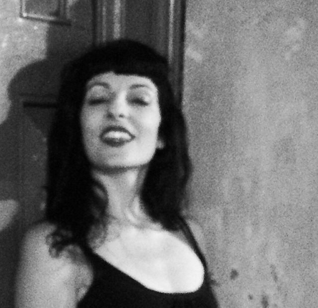 roser amills homenaje marilyn foto blanco y negro en la calle