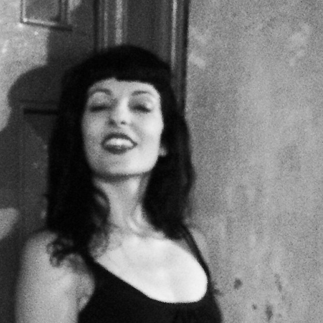 roser amills homenaje marilyn foto blanco y negro en la calle