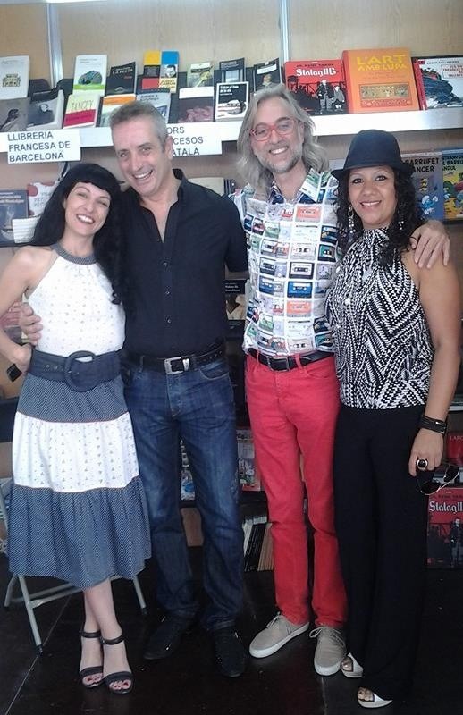 Roser Amills y Víctor Amela con dos acompañantes en una caseta de la Setmana del Llibre en Català