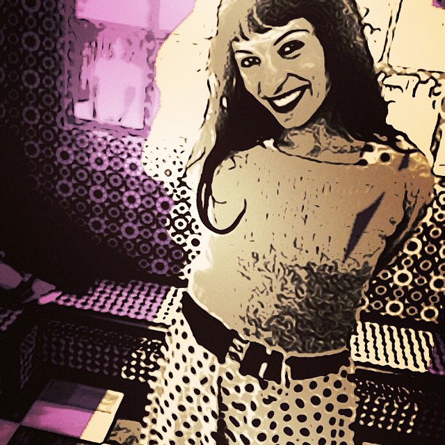 Ilustración en blanco y negro de Roser Amills sonriendo con jersey y falda de lunares en el Bagdad de Barcelona