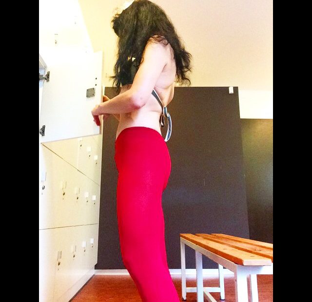 Roser Amills Medias Rojas Clases De Bikram Yoga