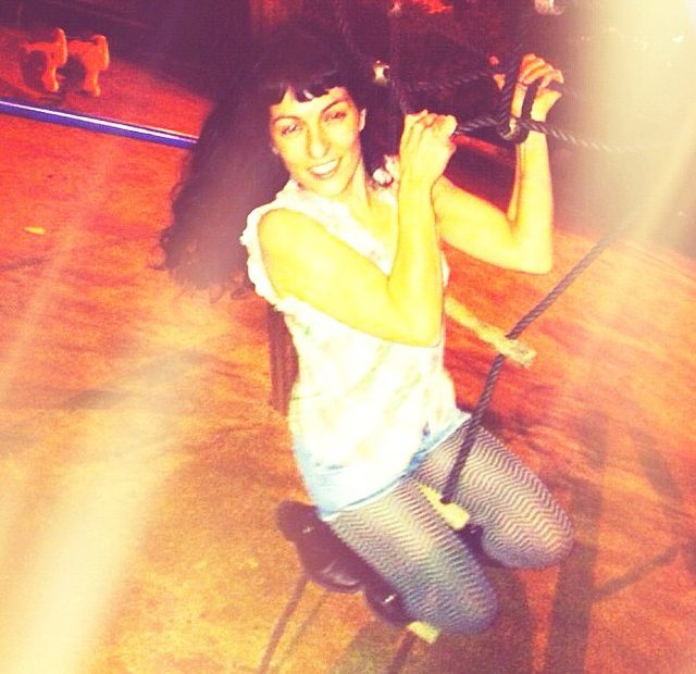 Roser Amills Montada En Un Columpio