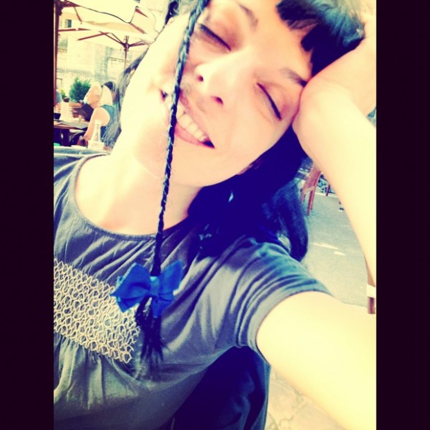 roser amills ojos cerrados trenza chartres