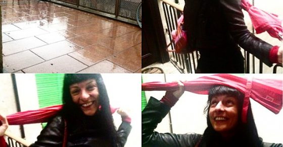 roser amills paraguas rojo lluvia barri de gracia barcelona