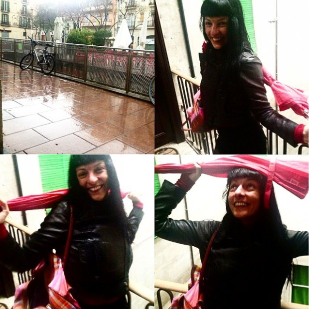 roser amills paraguas rojo lluvia barri de gracia barcelona