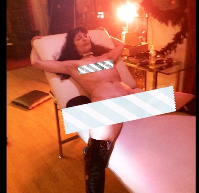 Roser Amills Performance Desnuda Camilla En La Orbita De Io