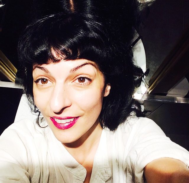 Roser Amills Pinup Camisa Blanca Labios Rojos