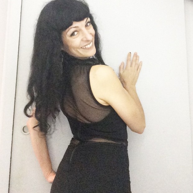 roser amills espalda vestido negro