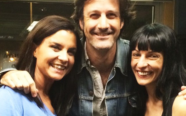 Adam Martin abraza a Roser Amills y a otra mujer en un local