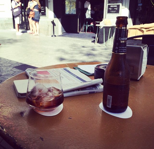 Aperitivo En El Restaurante Eggs Paseo De Gracia Victor Amela Y Roser Amills