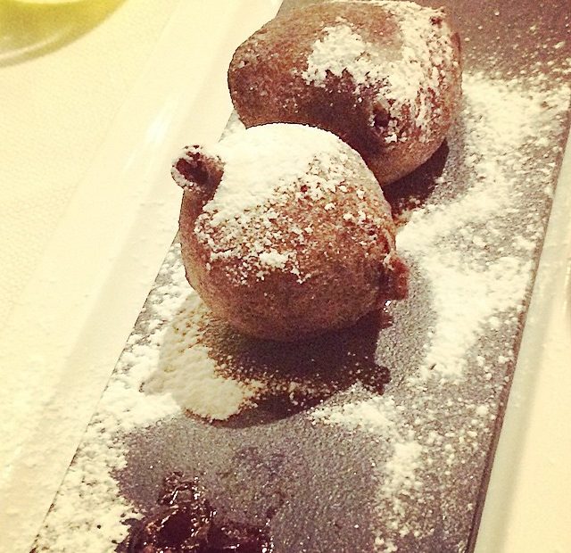 Bombones Rellenos De Chocolate Caliente Del Restaurante Cherie De Barcelona