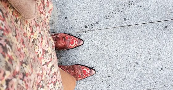 botas rojas camperas de roser amills selfie